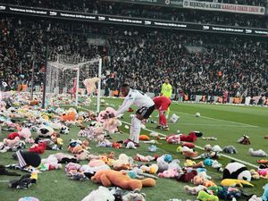 Hujan Teddy Bear di Lapangan Sepak Bola untuk Korban Gempa Turki