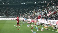 Gempa bumi tersebut memang berdampak besar pada kehidupan masyarakat, termasuk sepakbola.