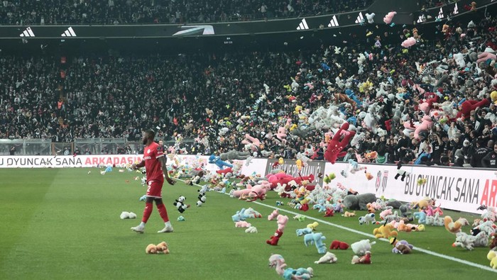 Ribuan Boneka Dilemparkan Saat Laga Besiktas vs Antalyaspor, Ada Apa? Fans throw toys on the pitch for children affected by earthquake during a Turkish Super League match between Besiktas and Antalyaspor at Vodafone Park in Istanbul, Turkey February 26, 2023. REUTERS/Stringer NO RESALES. NO ARCHIVES.