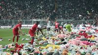 Aksi Lempar Boneka saat Laga Besiktas vs Antalyaspor, Ada Apa?