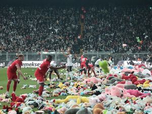 Aksi Lempar Boneka saat Laga Besiktas vs Antalyaspor, Ada Apa?