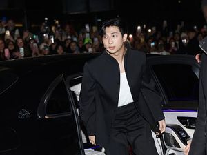 8 Gaya RM BTS di Milan Fashion Week 2023, Berkarisma Tampil Bak Model