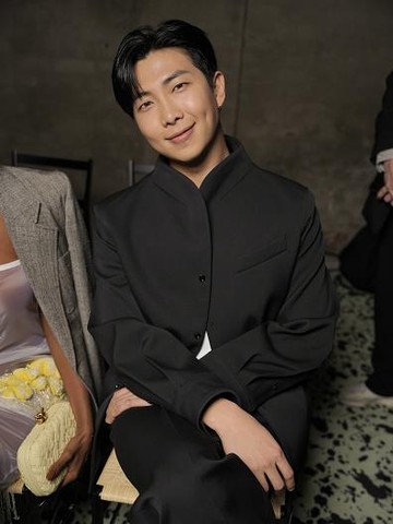 RM Minta Fans Gak Nginep di Depan Hotel BTS Selama Tur Arirang