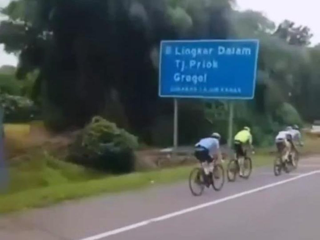 3 Fakta Rombongan Pesepeda Terobos Tol Pondok Gede Ternyata WNA 3 Fakta Rombongan Pesepeda Terobos Tol Pondok Gede Ternyata WNA