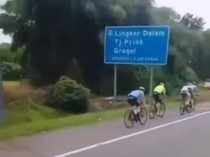 3 Fakta Rombongan Pesepeda Terobos Tol Pondok Gede Ternyata WNA 3 Fakta Rombongan Pesepeda Terobos Tol Pondok Gede Ternyata WNA