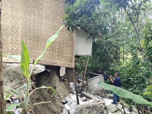 Warga Lebak Cerita Detik-detik Rumahnya Menggantung Akibat Tanah Longsor Warga Lebak Cerita Detik-detik Rumahnya Menggantung Akibat Tanah Longsor