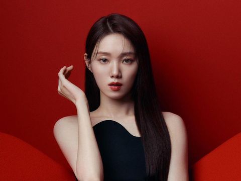 Sebagai awalan dari kerjasama, Lee Sung Kyung mulai mempromosikan koleksi Red Cycle Trio yang menjadi produk terbaru Shiseido . Selamat atas kerjasama dari dua pihak besar, Shiseido dan Lee Sung Kyung!/ Foto: instagram.com/heybiblee