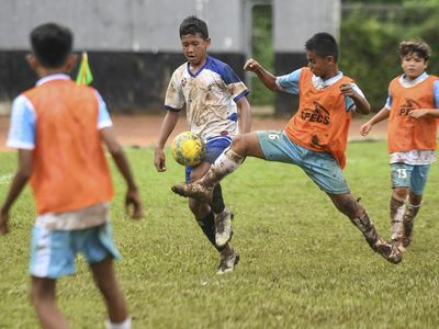 Semarak Anak-anak Ikut Turnamen Sepakbola Usia Dini