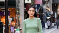 8 Gaya Hot Mom Shandy Aulia saat Liburan di Jepang, Bak Masih ABG