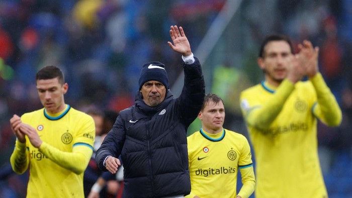 BOLOGNA, ITALY - FEBRUARY 26: Head Coach Simone Inzaghi of FC Internazionale greets the supporters after the Serie A match between Bologna FC and FC Internazionale at Stadio Renato DallAra on February 26, 2023 in Bologna, Italy. (Photo by Matteo Ciambelli/DeFodi Images via Getty Images)