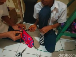 Disabilitas Pangandaran Berdikari Lewat Produksi Sandal Jepit