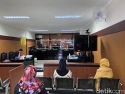 Sidang Dukun Sianida, Hakim Tolak Istri Terdakwa Jadi Saksi Suaminya