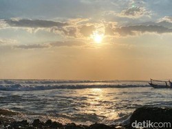 Sunset yang Selalu Bikin Kangen di Pantai Cicalobak Garut