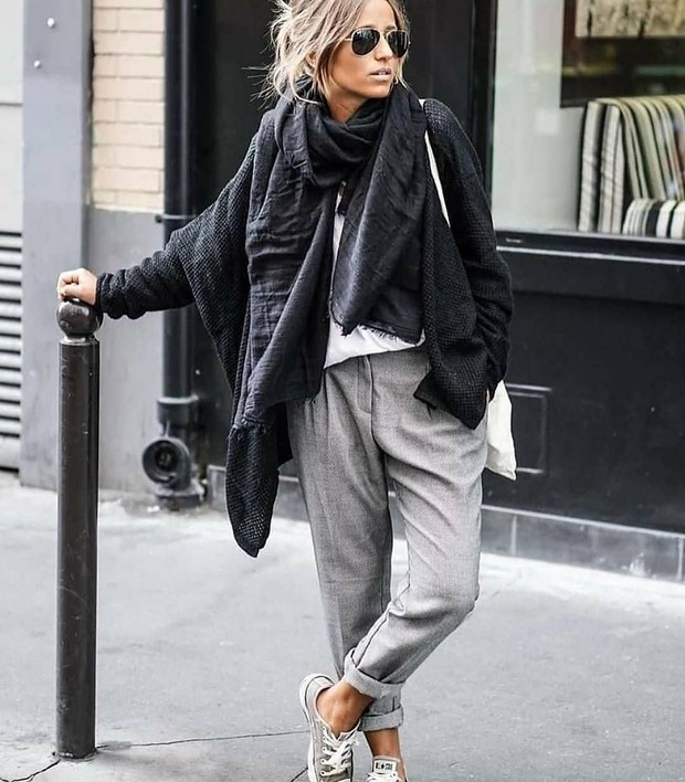 Syal | Foto: Instagram | @streetstyle__outfits Tips layering pakaian dari inspirasi tahun 90-an