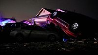 Tornado Sapu Oklahoma, Listrik Padam-Mobil Menumpuk