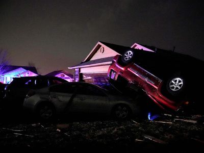 Tornado Sapu Oklahoma, Listrik Padam-Mobil Menumpuk