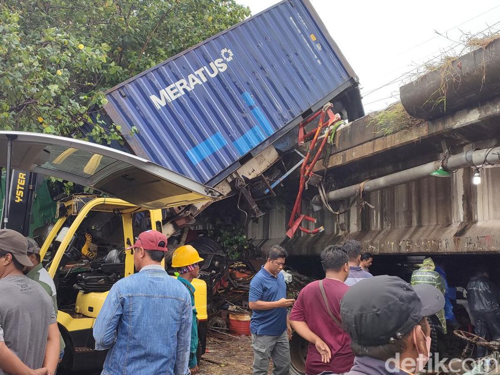 Truk Kontainer dan Motor Jatuh dari Flyover di Semarang