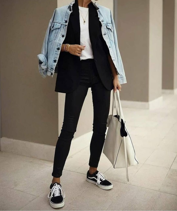 Tumpuk Jaket Jeans | Foto: Instagram | @streetstyle__outfits Tips layering pakaian dari inspirasi tahun 90-an