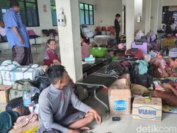 Cuaca Buruk, Puluhan Warga Masalembu Tertahan di Pelabuhan Kalianget Sumenep