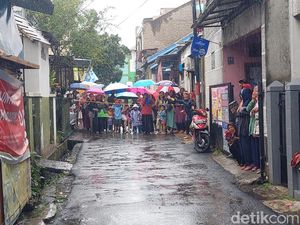 Makian Warga ke Bogel Saat Rekonstruksi Pembunuhan Anak di Cimahi