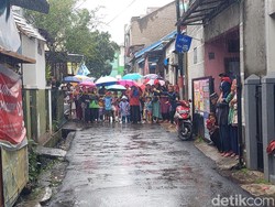 Makian Warga ke Bogel Saat Rekonstruksi Pembunuhan Anak di Cimahi