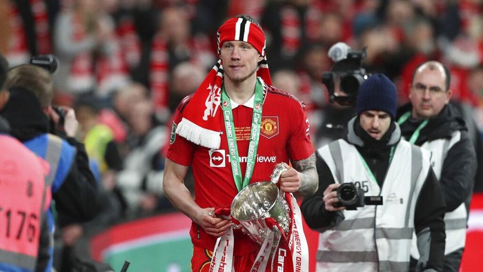 Manchester Uniteds Wout Weghorst holds the trophy as he celebrates winning the English League Cup final soccer match between Manchester United and Newcastle United at Wembley Stadium in London, Sunday, Feb. 26, 2023. Manchester United won 2-0. (AP Photo/Scott Heppell)