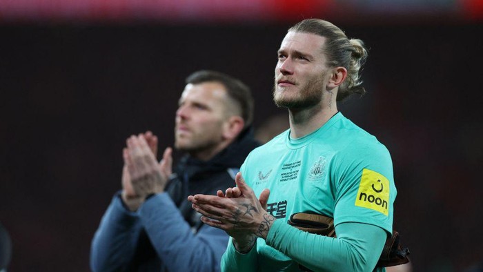 Newcastle Uniteds German goalkeeper Loris Karius (R) applauds supporters on the pitch after the English League Cup final football match between Manchester United and Newcastle United at Wembley Stadium, north-west London on February 26, 2023. - Manchester United beat Newcastle 2-0 to win League Cup (Photo by ADRIAN DENNIS / AFP) / RESTRICTED TO EDITORIAL USE. No use with unauthorized audio, video, data, fixture lists, club/league logos or live services. Online in-match use limited to 120 images. An additional 40 images may be used in extra time. No video emulation. Social media in-match use limited to 120 images. An additional 40 images may be used in extra time. No use in betting publications, games or single club/league/player publications. /  (Photo by ADRIAN DENNIS/AFP via Getty Images)