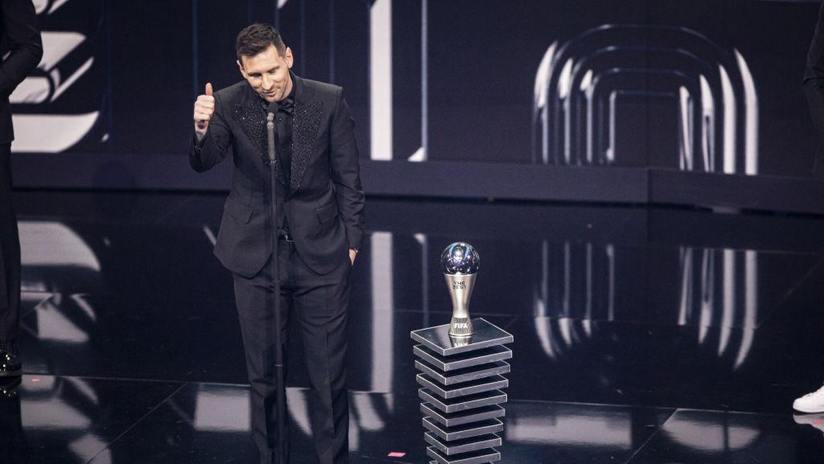 Lionel Messi menutup pidato usai menerima gelar Pemain Terbaik FIFA 2022 dengan sebuah candaan. (Foto: Anadolu Agency via Getty Images/Anadolu Agency)