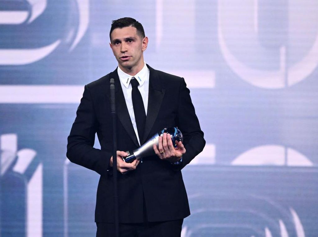 Emiliano Martinez Raih Gelar Kiper Terbaik FIFA 2022