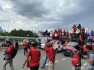 Massa Demo Tolak Perppu Ciptaker Depan DPR, Hanya Busway yang Bisa Dilewati Massa Demo Tolak Perppu Ciptaker Depan DPR, Hanya Busway yang Bisa Dilewati