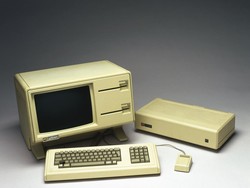 Ratusan Komputer Jadul Apple Dilelang, Tertarik?