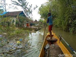 Banjir Hampir Semeter, Aktivitas Warga Banjarsari Pati Kini Pakai Perahu