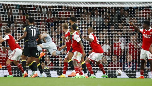 Arsenal's goalkeeper Aaron Ramsdale, third from left, misses Aston Villa's first goal during the English Premier League soccer match between Arsenal and Aston Villa at the Emirates Stadium in London, Wednesday, Aug. 31, 2022. (AP Photo/David Cliff)