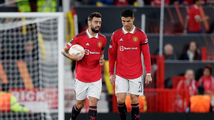 MANCHESTER, UNITED KINGDOM - SEPTEMBER 8: Bruno Fernandes of Manchester United Cristiano Ronaldo of Manchester United disappointed   during the UEFA Europa League   match between Manchester United v Real Sociedad at the Old Trafford on September 8, 2022 in Manchester United Kingdom (Photo by David S. Bustamante/Soccrates/Getty Images)