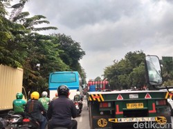 Hati-hati, Jalan Raya Waru Sidoarjo Macet Dampak Ceceran Tanah Liat