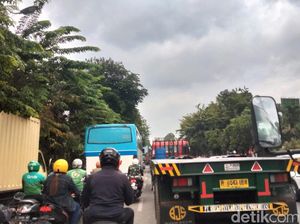 Hati-hati, Jalan Raya Waru Sidoarjo Macet Dampak Ceceran Tanah Liat Hati-hati, Jalan Raya Waru Sidoarjo Macet Dampak Ceceran Tanah Liat