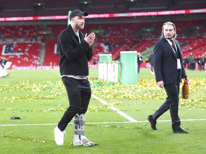 Manchester Uniteds Christian Eriksen applauds fans after his team winning the English League Cup final soccer match between Manchester United and Newcastle United at Wembley Stadium in London, Sunday, Feb. 26, 2023. Manchester United won 2-0. (AP Photo/Scott Heppell)