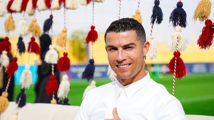 RIYADH, SAUDI ARABIA - FEBRUARY 22: (----EDITORIAL USE ONLY â MANDATORY CREDIT - AL NASSR CLUB OF SAUDI ARABIA / HANDOUT - NO MARKETING NO ADVERTISING CAMPAIGNS - DISTRIBUTED AS A SERVICE TO CLIENTS----) Cristiano Ronaldo of Al Nassr performs sword dance with traditional clothes within the celebrations for Saudi Arabias founding anniversary in Riyadh, Saudi Arabia on February 22, 2023. (Photo by Al Nassr Club of Saudi Arabia/HAndout/Anadolu Agency via Getty Images)