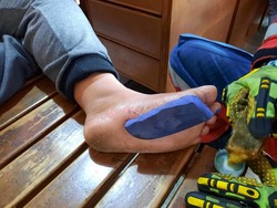 Kaki Bocah di Jaktim Tak Bisa Lepas dari Sandal, Damkar Turun Tangan