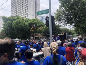 Massa Buruh Luruk DPRD Surabaya, Minta Solusi gegara Dihalangi Bekerja