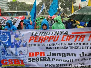 Diguyur Hujan Lebat, Massa Tetap Beraksi Tolak Perppu Ciptaker