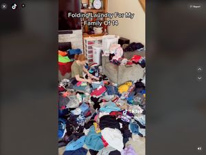 Kisah Ibu Punya 12 Anak, Butuh Waktu 4 Jam untuk Bereskan Tumpukan Baju Kisah Ibu Punya 12 Anak, Butuh Waktu 4 Jam untuk Bereskan Tumpukan Baju