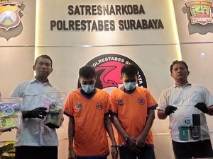 2 Kurir Narkoba Bersaudara Ditangkap di Surabaya, 1 Kg Sabu Disita 2 Kurir Narkoba Bersaudara Ditangkap di Surabaya, 1 Kg Sabu Disita