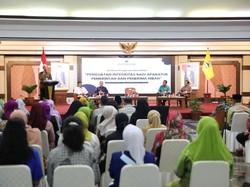 Ganjar Serahkan Hibah Sosial Kemasyarakatan Rp 148,1 Miliar