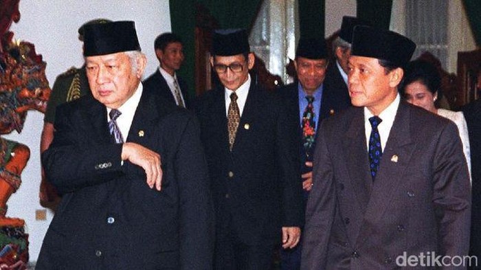 Harmoko dan Soeharto Ketua DPR/MPR Harmoko bareng Presiden Soeharto sesaat sebelum menyatakan berhenti selaku Presiden di Istana Merdeka, 21 Mei 1998