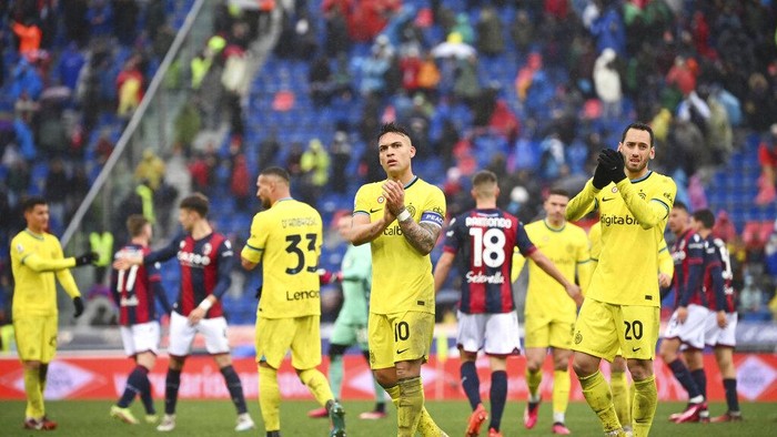 Inters Lautaro Martinez, center, and Hakan Calhanoglu, right, greet the fans after the Serie A soccer match between Bologna and Inter Milan at Renato DallAra Stadium, in Bologna, Italy, Sunday, Feb. 26, 2023. (Massimo Paolone/LaPresse via AP)