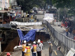 Jembatan Cikereteg Bogor Amblas, Warga di Jalur Alternatif Diharap Maklum