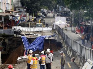 Jembatan Cikereteg Bogor Amblas, Warga di Jalur Alternatif Diharap Maklum Jembatan Cikereteg Bogor Amblas, Warga di Jalur Alternatif Diharap Maklum