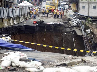 Ngeri! Penampakan Ruas Jalan Jembatan Cikereteg Amblas