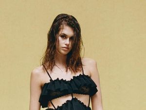 Kaia Gerber Pakai Baju Victoria Beckham, Tapi Sepatu Balonnya Bikin Salfok